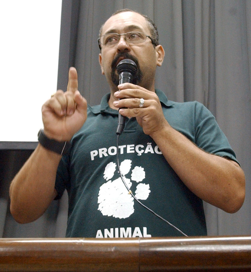 Luiz Scalea, da Associao Protetora de Animais So Francisco de Assis (Apasfa) <a style='float:right;color:#ccc' href='https://www3.al.sp.gov.br/repositorio/noticia/03-2008/AUD PITBULL luis scalea03ROB.jpg' target=_blank><i class='bi bi-zoom-in'></i> Clique para ver a imagem </a>